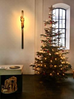 Die Erlöserkirche an Weihnachten 2023