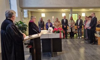 Einführung des neuen KV 2024 - Die evangelischen Pfarrer Stefan Drechsler und Klaus Stolz (von links) führten die neuen Kirchenvorsteher bei einem Gottesdienst in der Erlöserkirche  in ihr Amt ein.